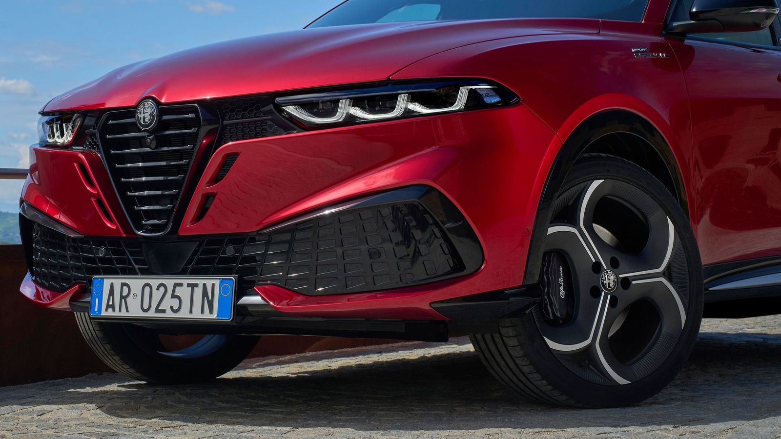 Entre las nuevas llantas están las Fori de 20", más ligeras que las de las utilizadas por el Tonale en el momento de su lanzamiento.