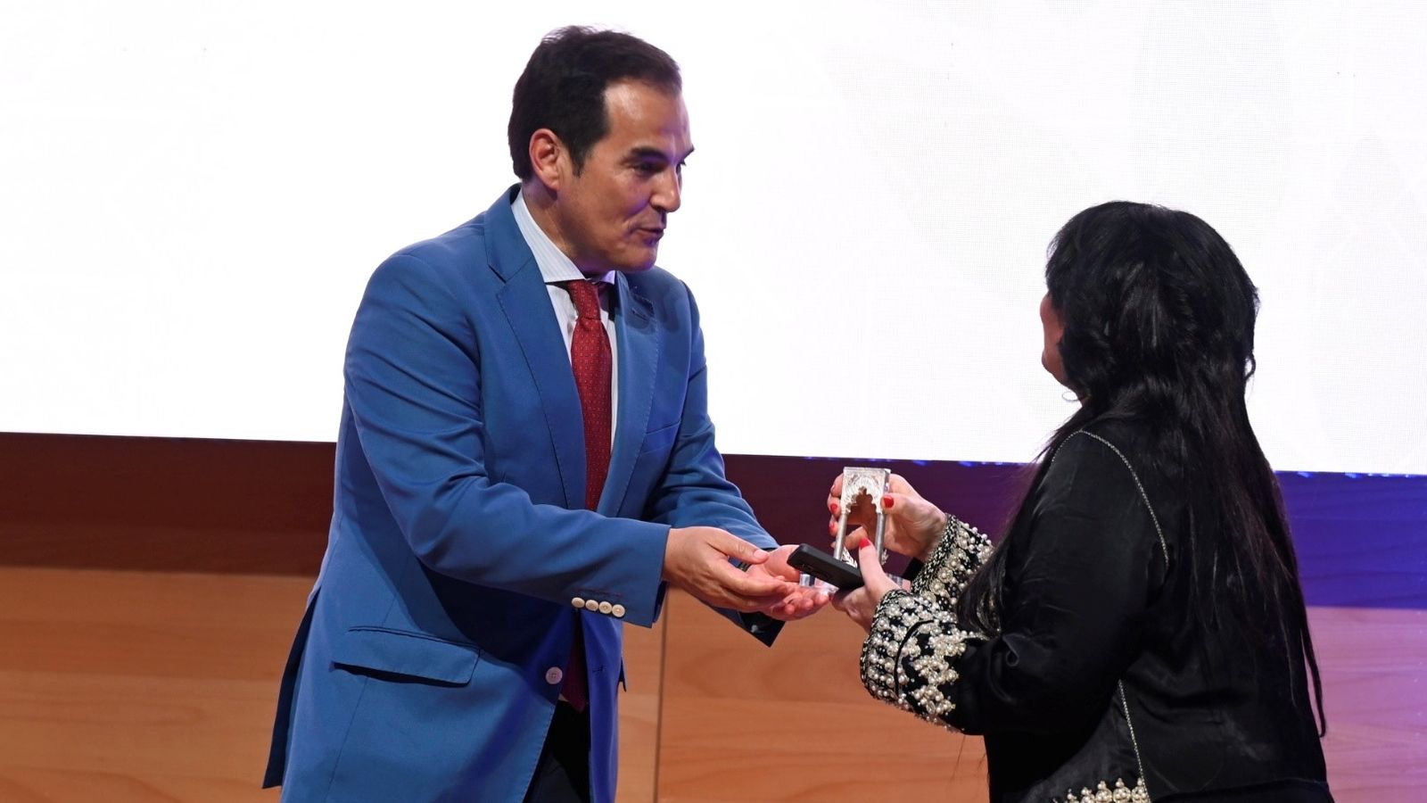 José Antonio Nieto entrega uno de los premios.