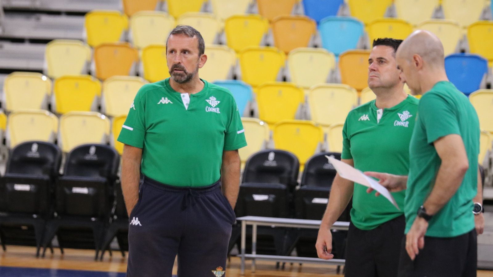 Joan Plaza dialoga con sus ayudantes, Javi Carrasco y Antonio Pérez, en la última sesión antes del partido.