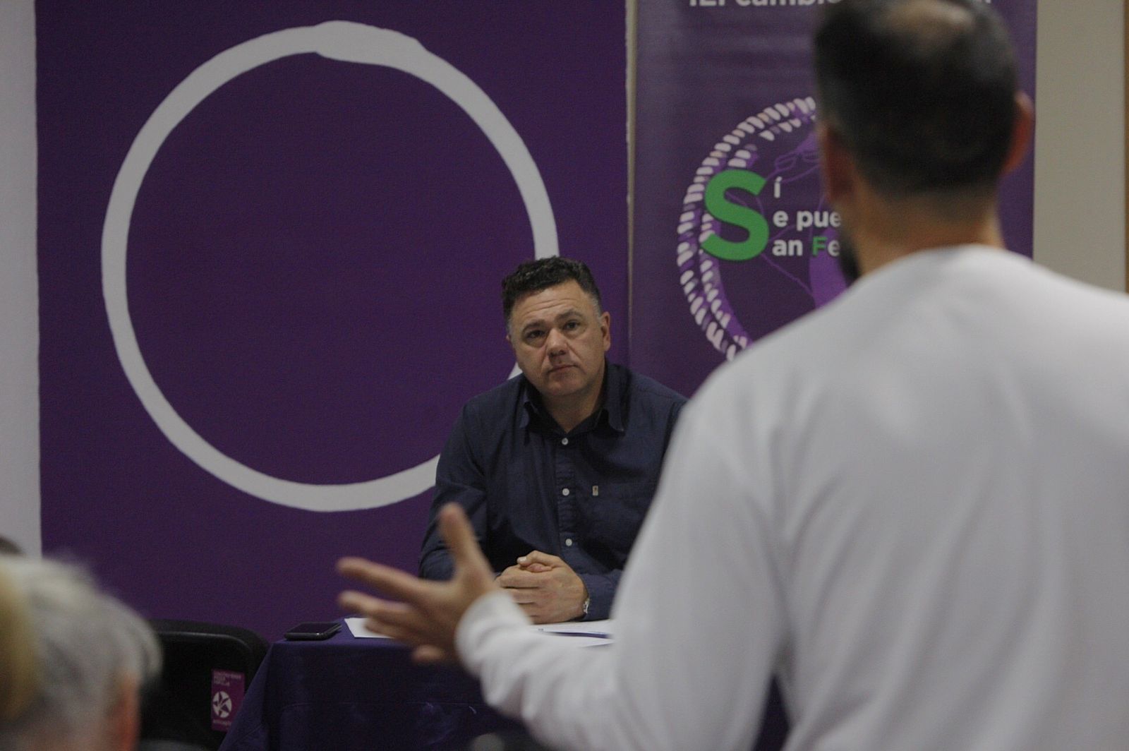 Juan Antonio Delgado escucha a un asistente en el encuentro en San Fernando.