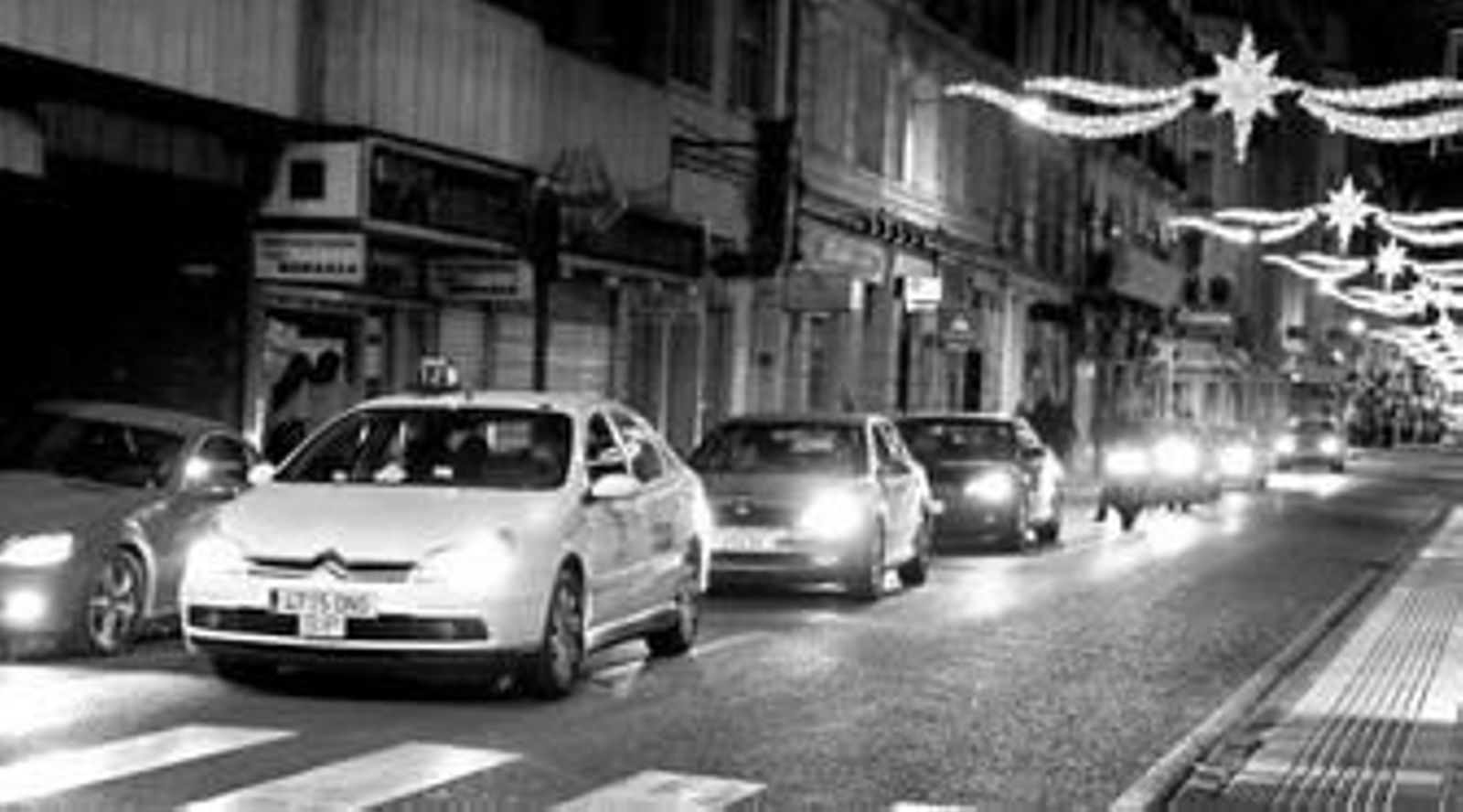 Un taxi circula por la calle Cruz Conde, en pleno centro de la ciudad.