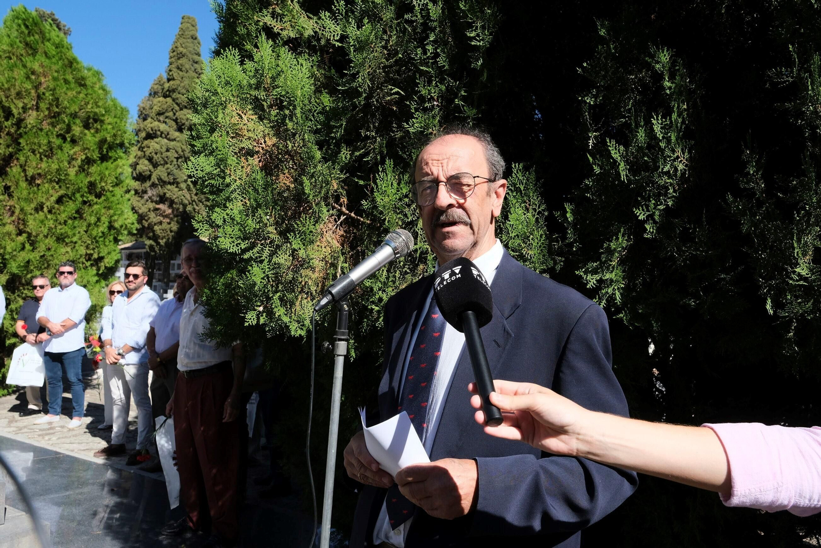 Las fotografías de la ofrenda floral a Manolete en Córdoba: entre claveles rojos y hazañas