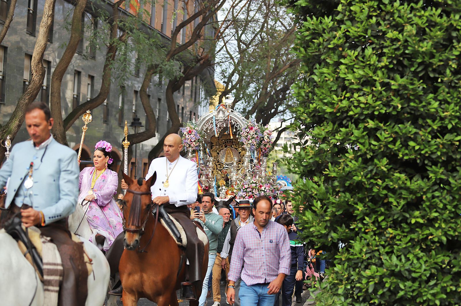 El Rocío 2023: Imágenes de la Hermandad de Emigrantes en su salida de Huelva