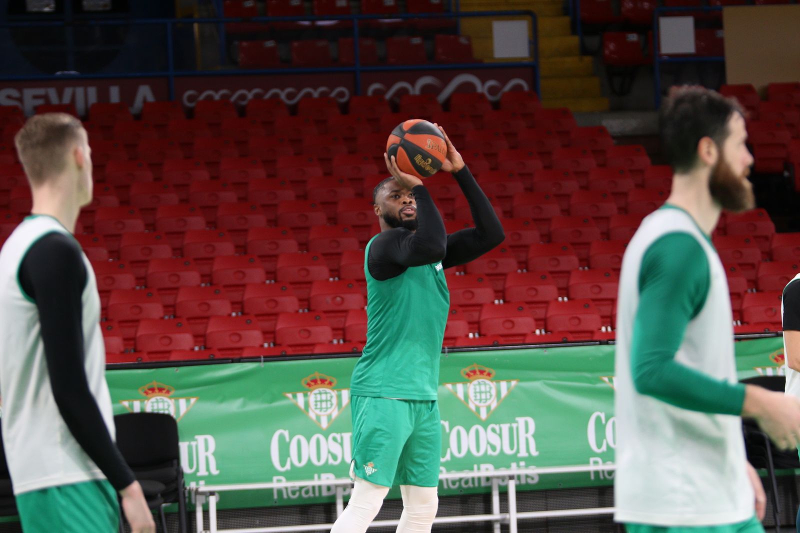 Travis Leslie lanza a canasta en un entrenamiento del Coosur Betis.