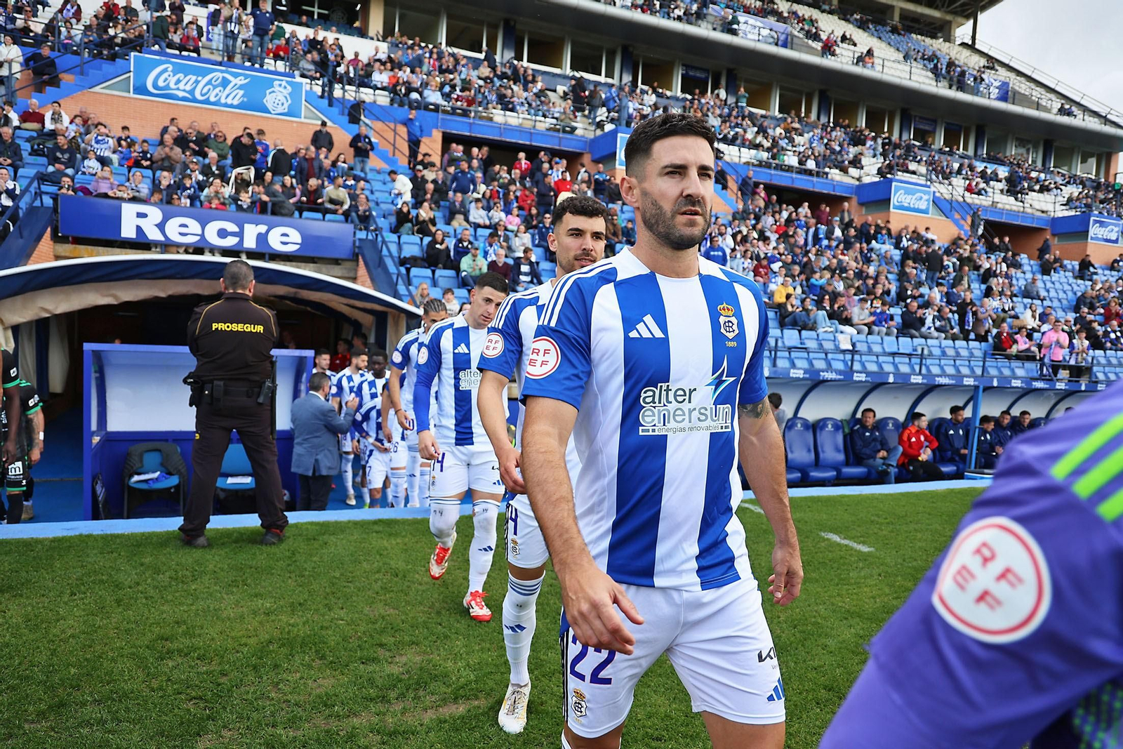 Raúl Navas sale al campo en un partido de la pasada temporada.