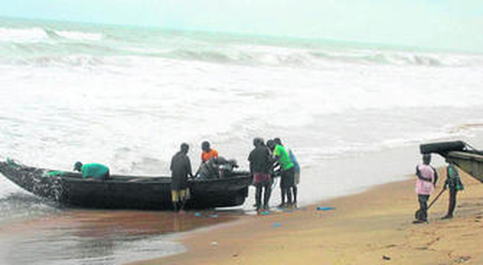 Varios niños participan en el tráfico ilegal de combustible en Sémé, para lo que son explotados.