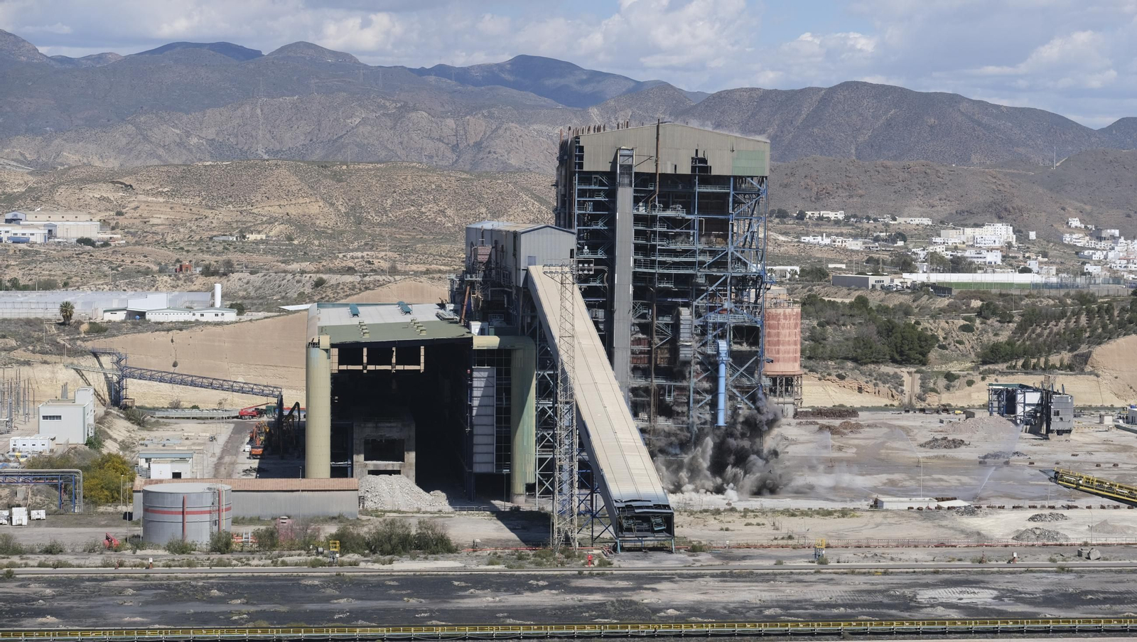 La voladura-demolición de la central térmica de Endesa en Carboneras, en imágenes