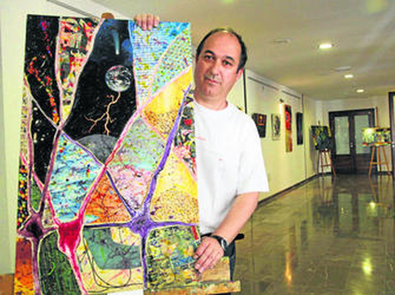 El pintor Miguel Mochón expone sus originales  obras en la Casa García de Viedma.