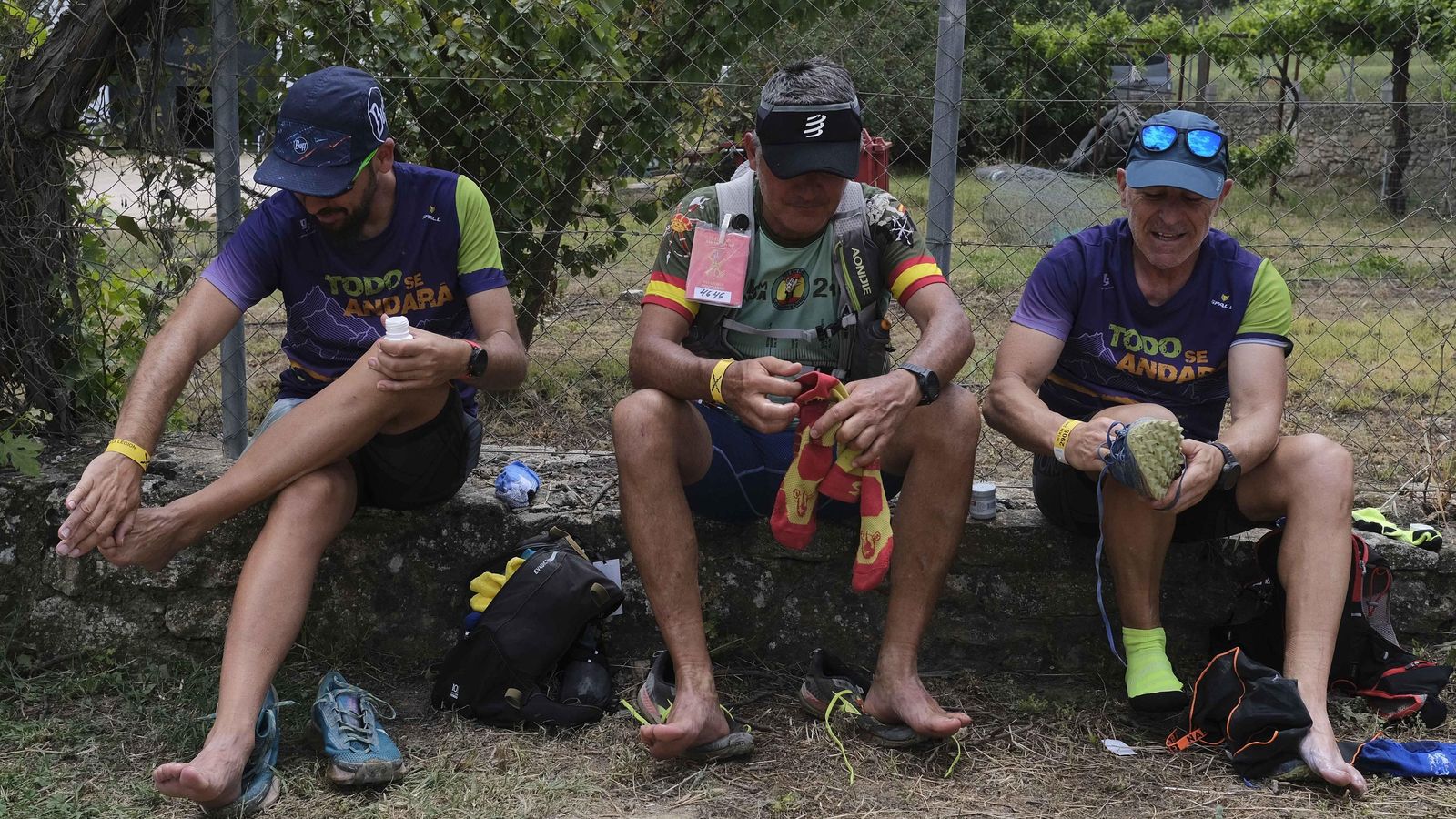 Corredores tratando sus pies durante un descanso