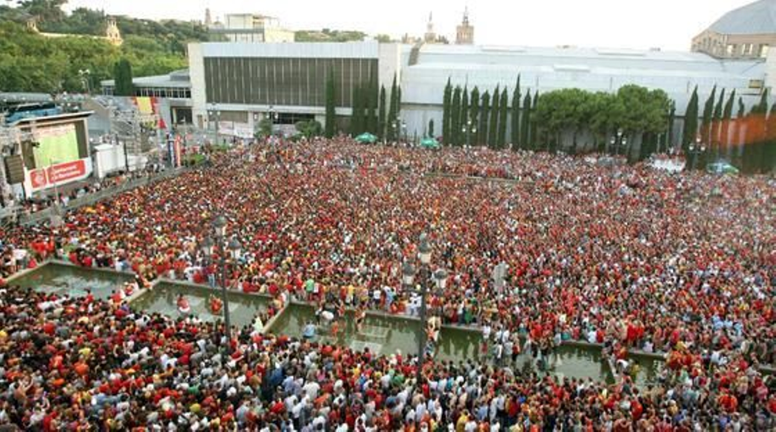 Seguidores de España reunidos en Monjuic.

Foto: Agencias