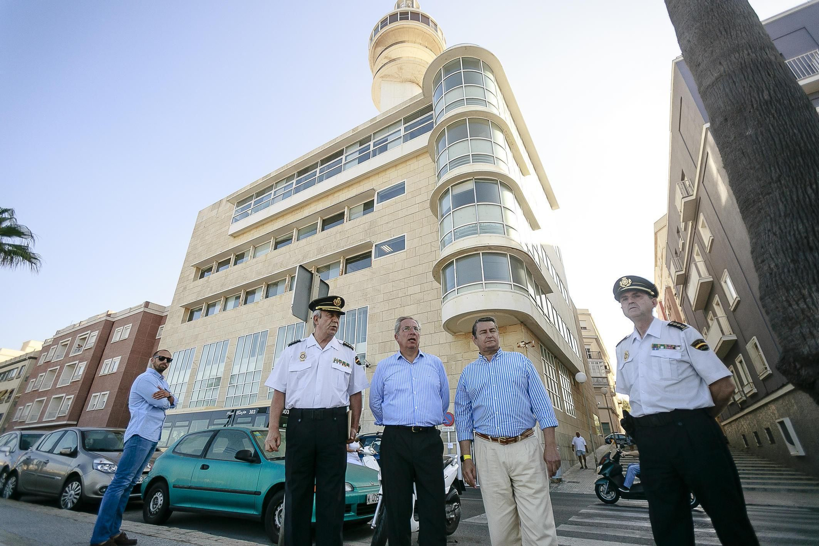 Antonio Sanz, junto al ex subdelegado provincial, Javier de Torre, y el comisario provincial, Antonio Ramírez, durante una visita a la Comisaría del Pirulí.