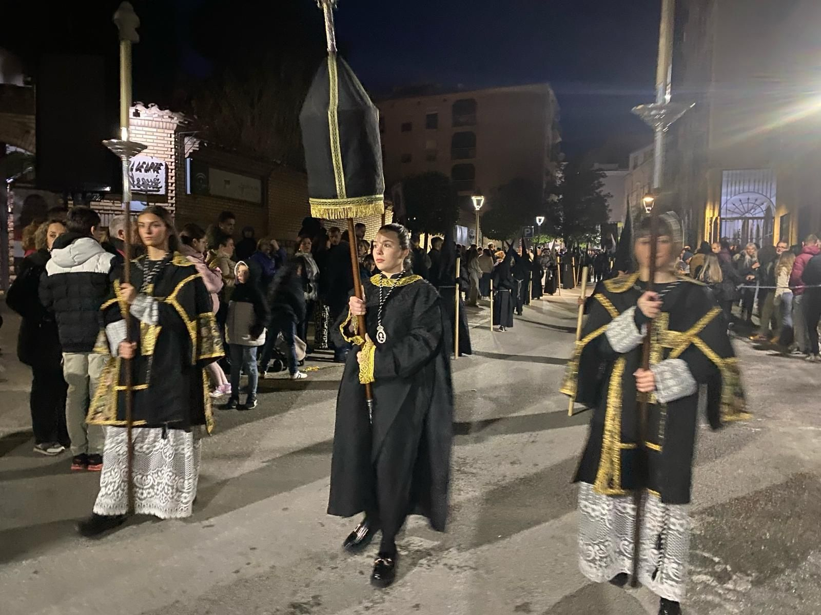 En imágenes: el Santo Sepulcro procesiona su luto por las calles de Jaén capital