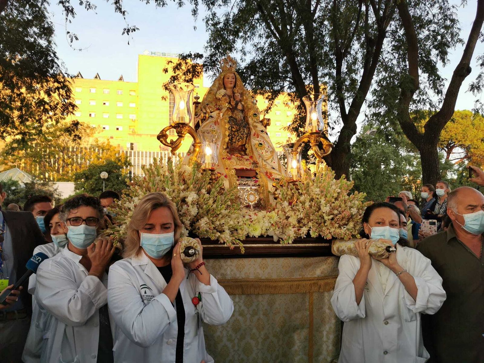 Emotivas imágenes de la Virgen de Valme en su visita al hospital al que da nombre.