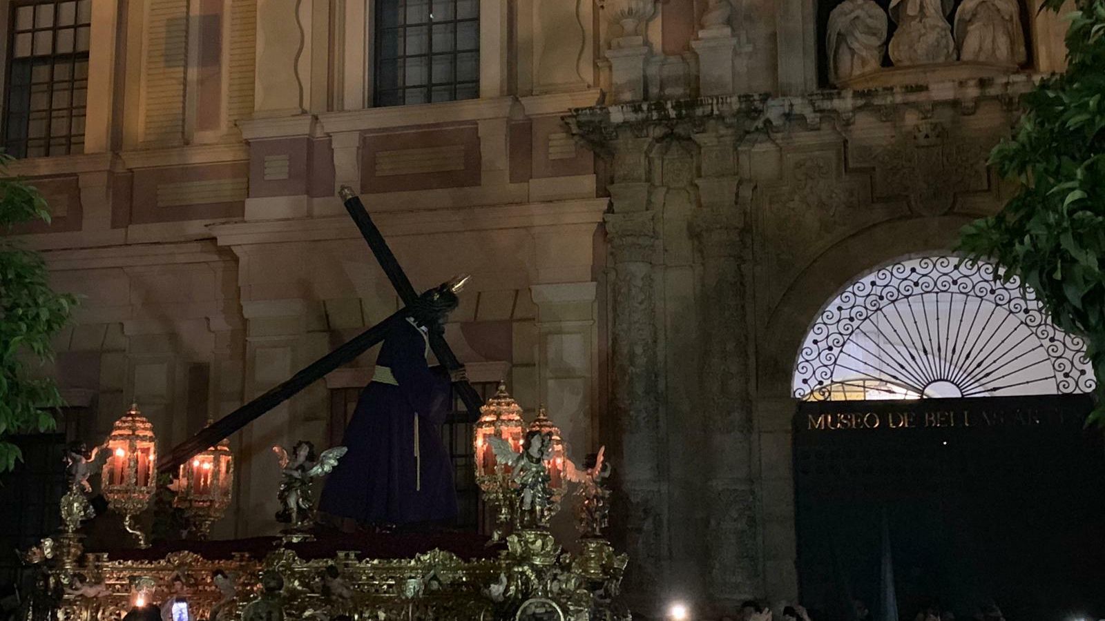 El Cristo del Gran Poder por la Plaza del Museo.