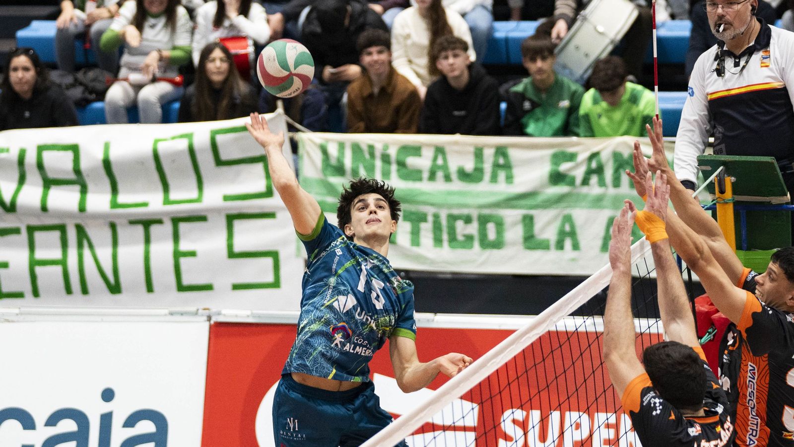 Un jugador ahorrador en plena ejecución de un remate durante una acción del encuentro frente a los aragoneses.