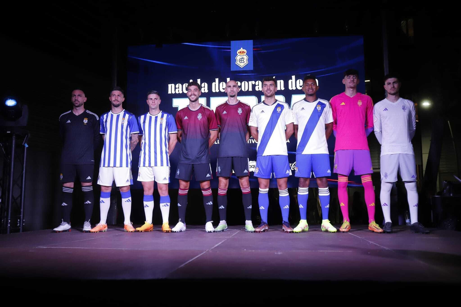 Los jugadores del Recre lucen las nuevas equipaciones.