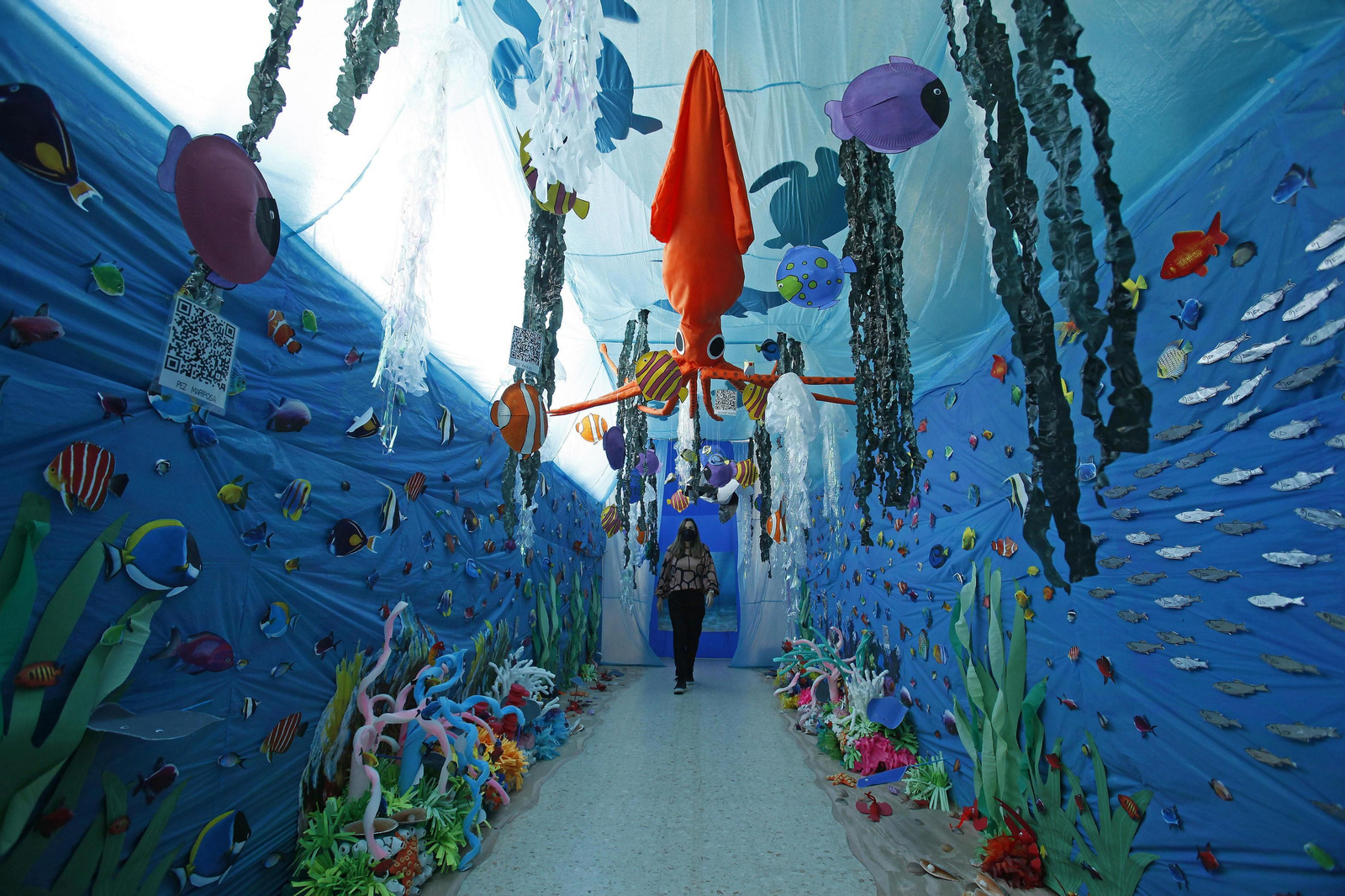 El pasillo decorado con la fauna y vegetación propias de mares y océanos en el Colegio San José de Calasanz.