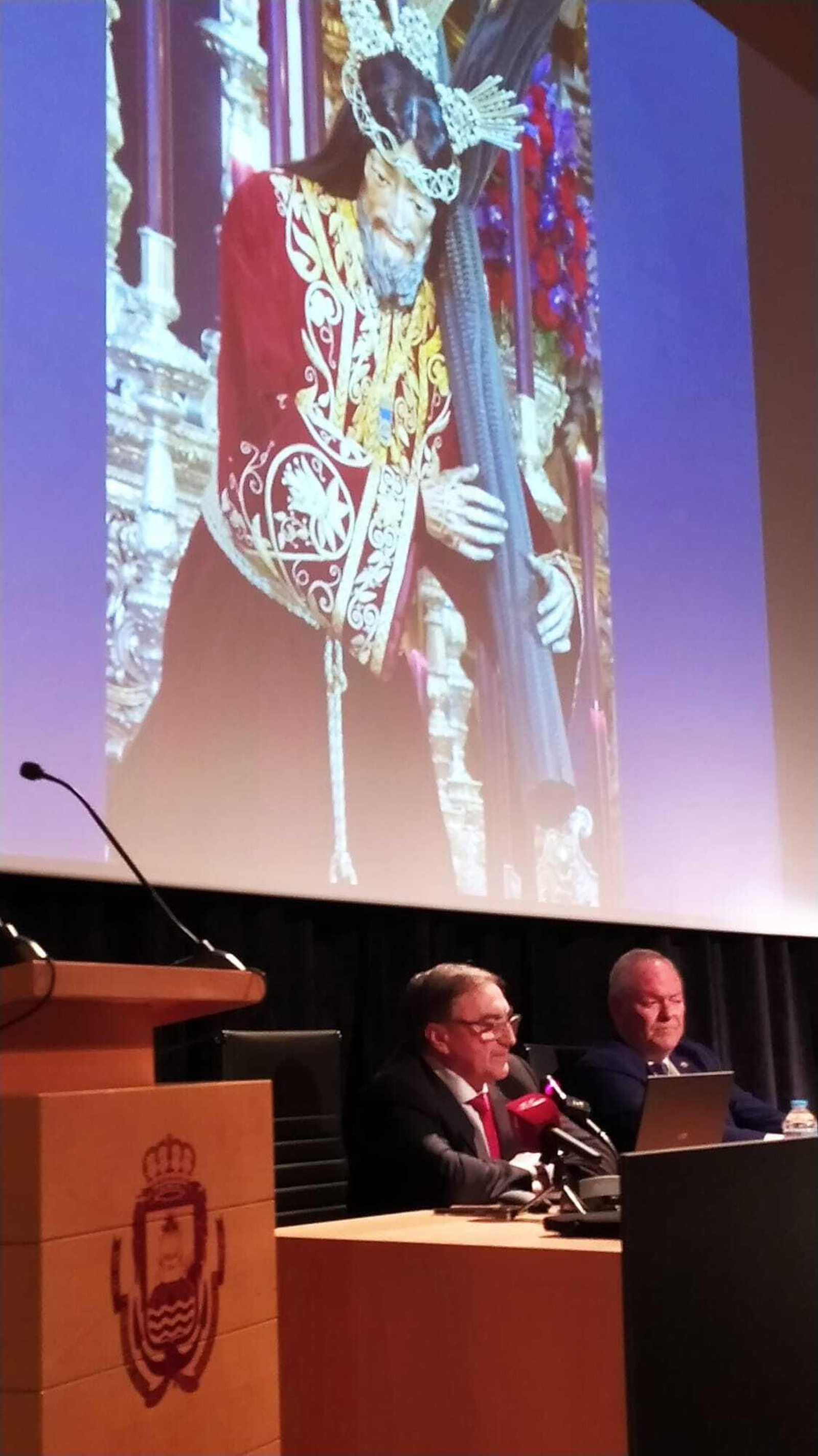 Pedro Manzano durante la conferencia que ofreció para hablar de la restauración de la imagen de Nuestro Padre Jesús Nazareno en San Fernando.