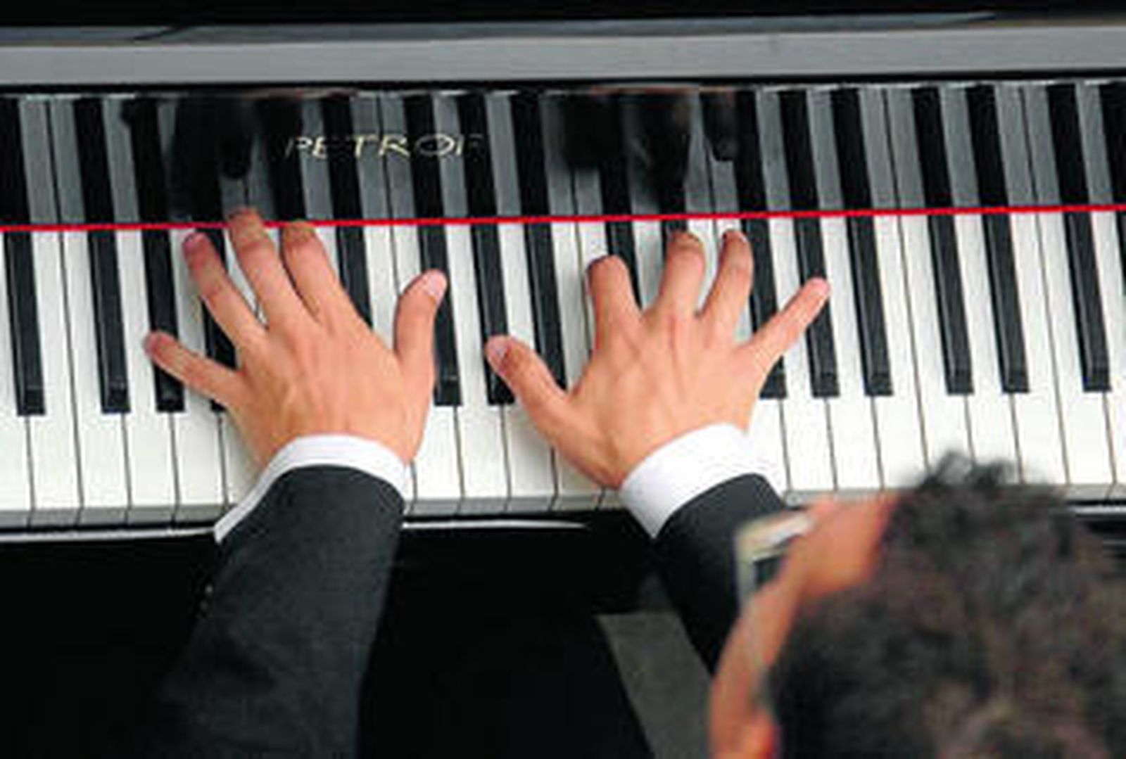 y fuerza al pianoMagia