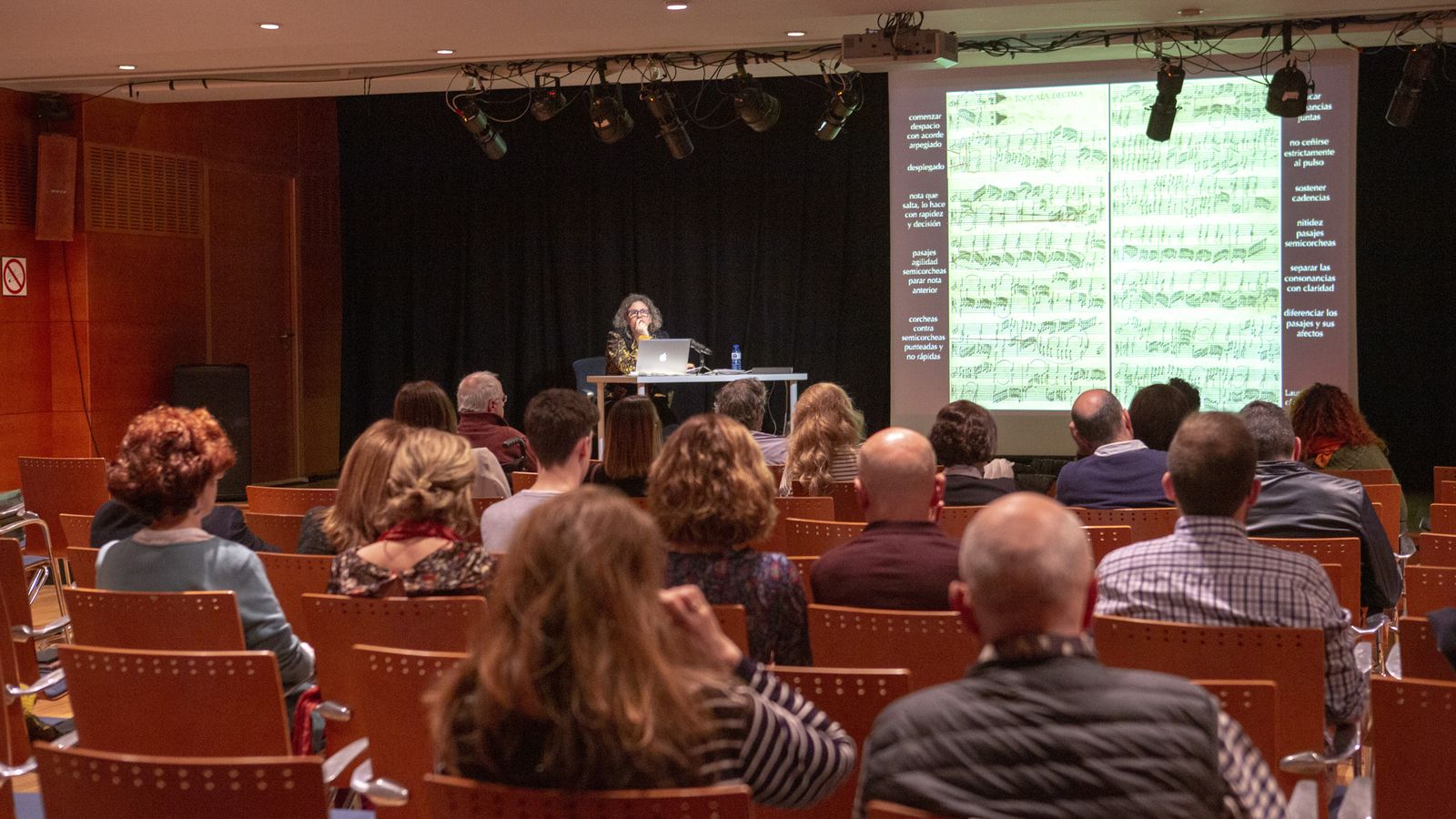 Público en la conferencia de Eva Martínez en el Espacio Turina.