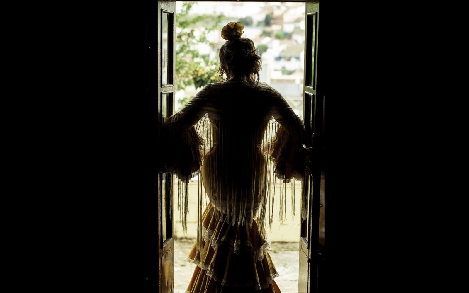 Una mujer vestida con el traje de flamenca