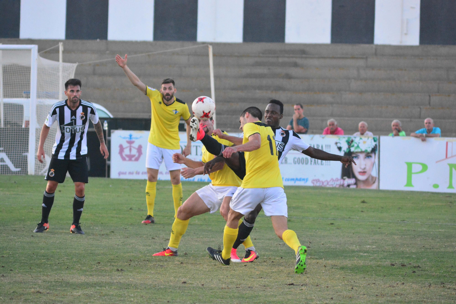 Wilson Cuero -ayer titular- disputa el balón con dos jugadores del Écija.