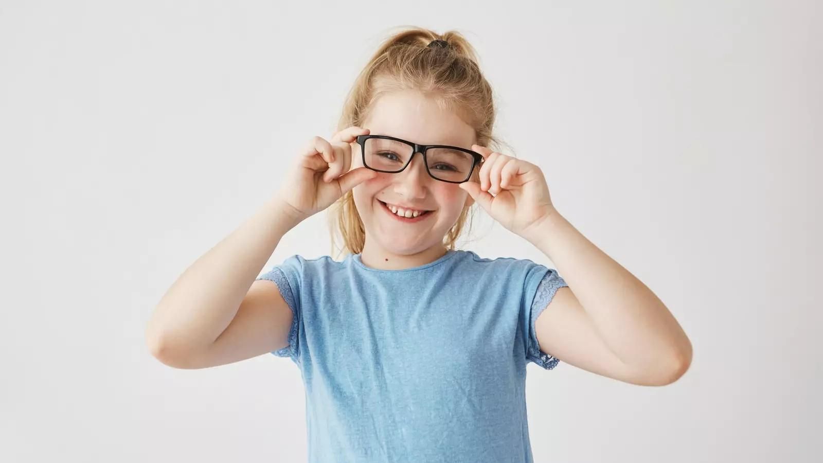¿Cómo se solicita la ayuda para gafas y lentillas para menores?