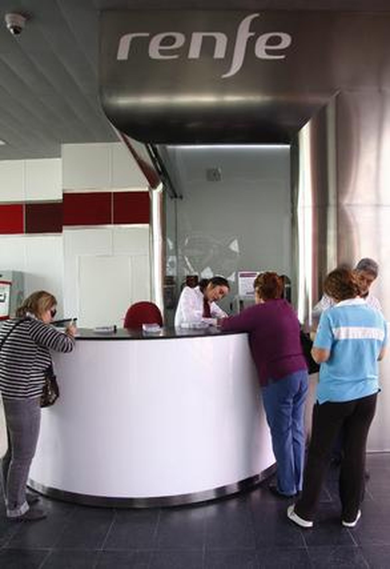 Varios usuarios se acercan al punto de información en el día de la puesta en marcha del cercanías.

Foto: B.Vargas