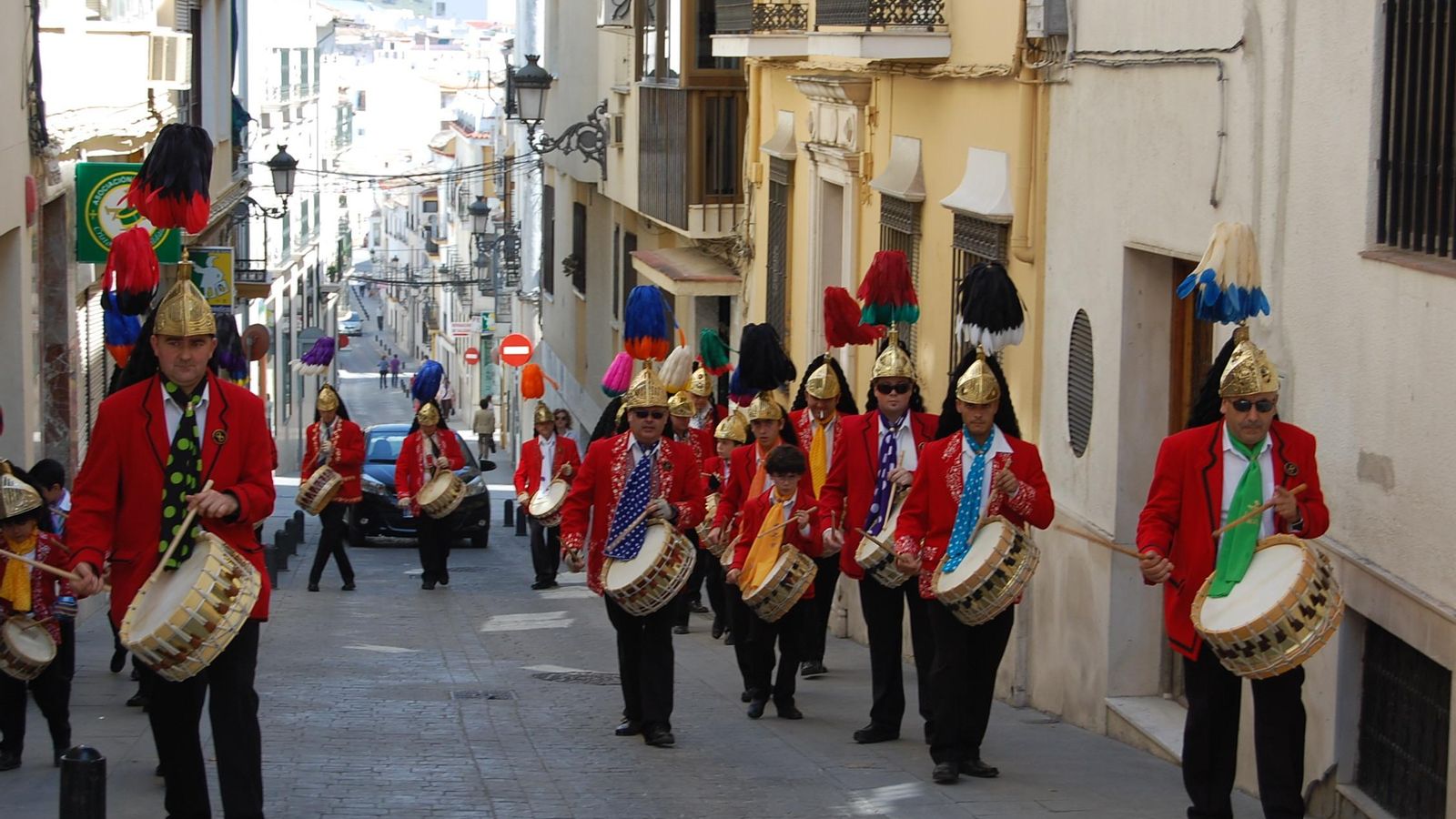 Un grupo de colinegros, por una calle de Baena.