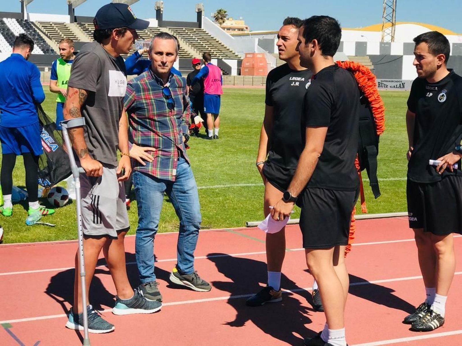 El balono Carlos Expósito, ayudado de unas muletas en el entrenamiento de la Balona.