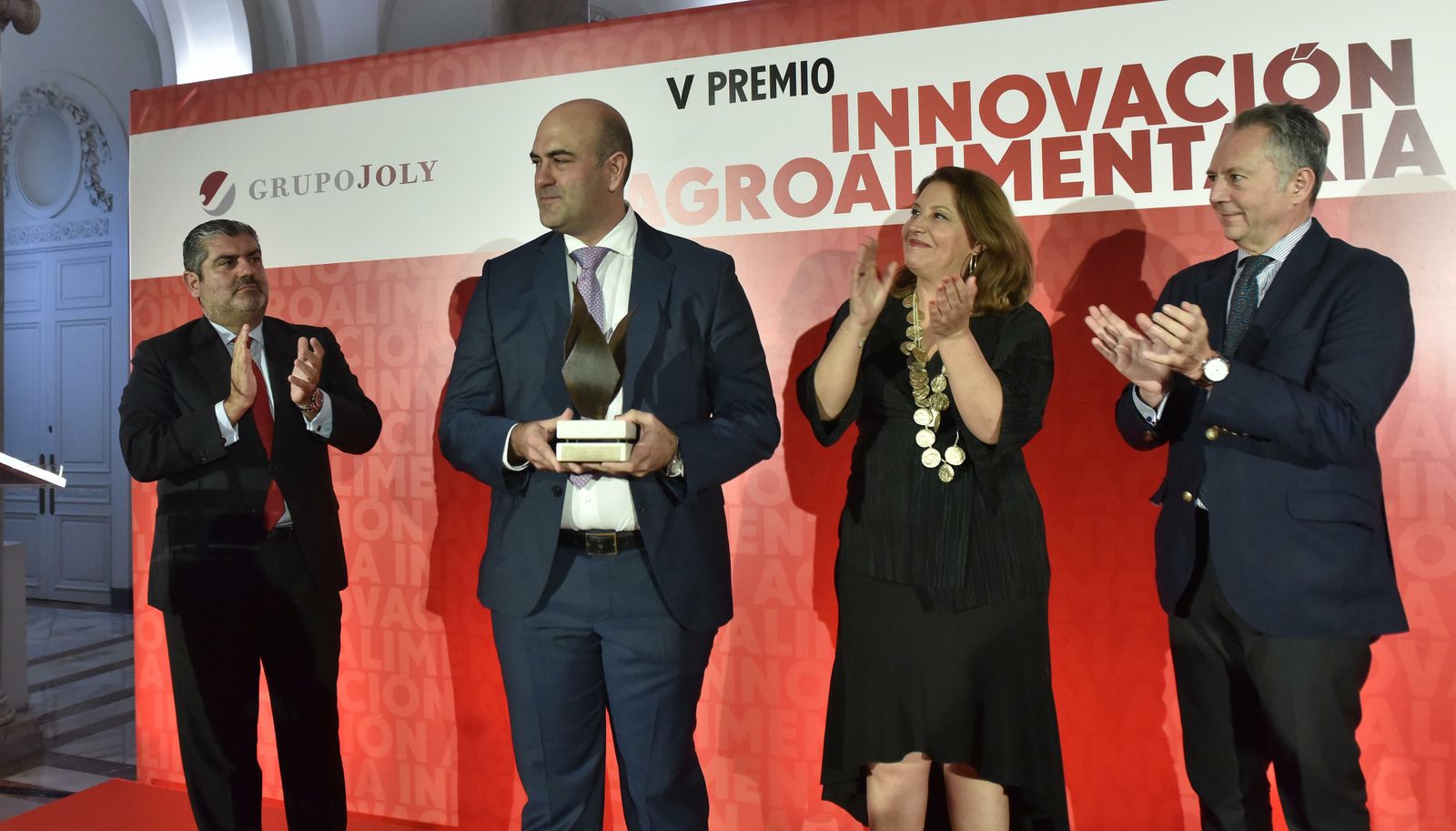 Jesús Barranco, director general de La Unión, con el galardón entregado por la consejera de Agricultura, Carmen Crespo, en presencia de Luis Rodríguez de la Fuente, director territorial del Banco Santander, y José Joly, presidente del Grupo Joly.