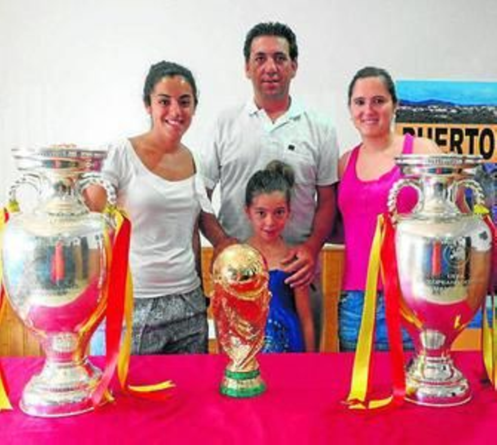 Los trofeos, con algunos aficionados en Puerto Moral.