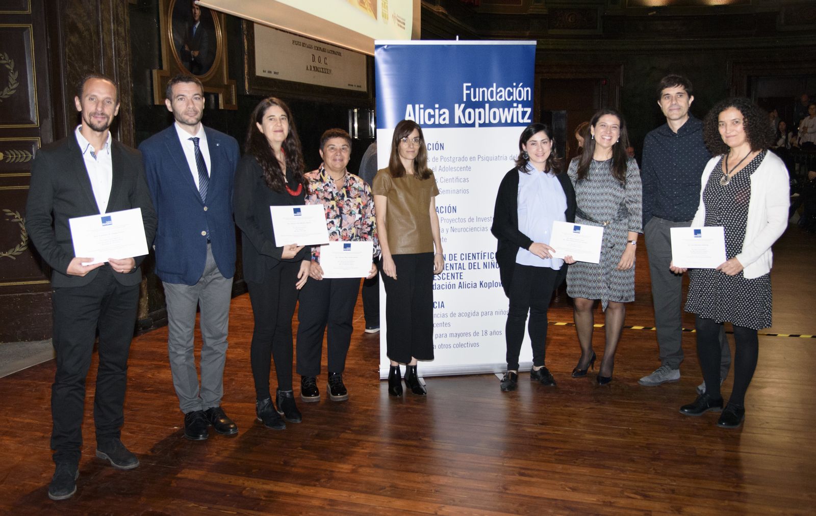 La doctora Patricia Ybot, la última por la izquierda, con el diploma, junto al resto de investigadores premiados.