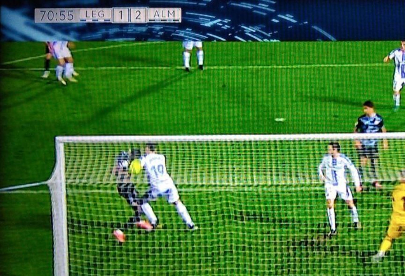 Imagen congelada del gol anulado.