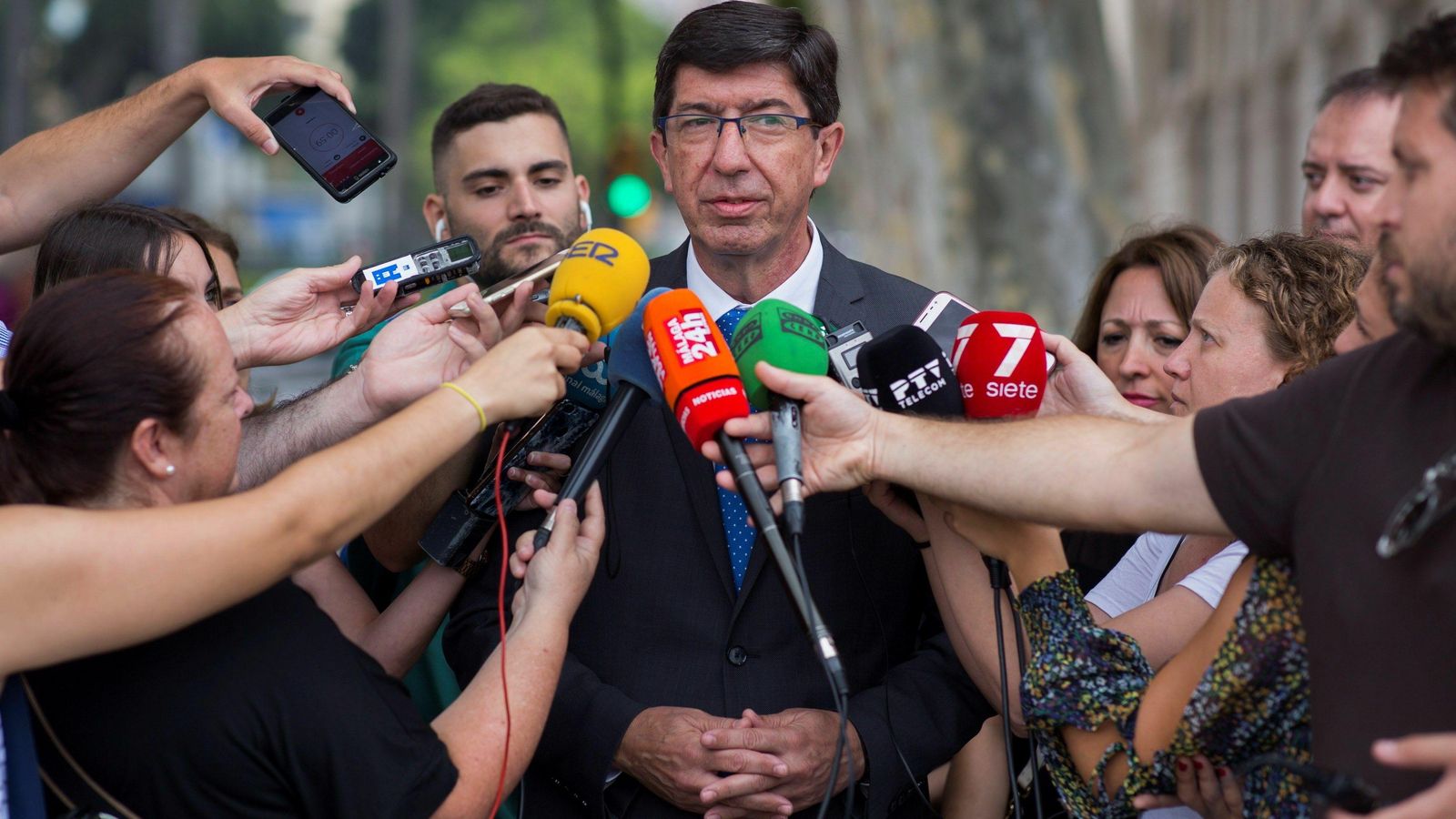 Juan Marín atendiendo a la prensa