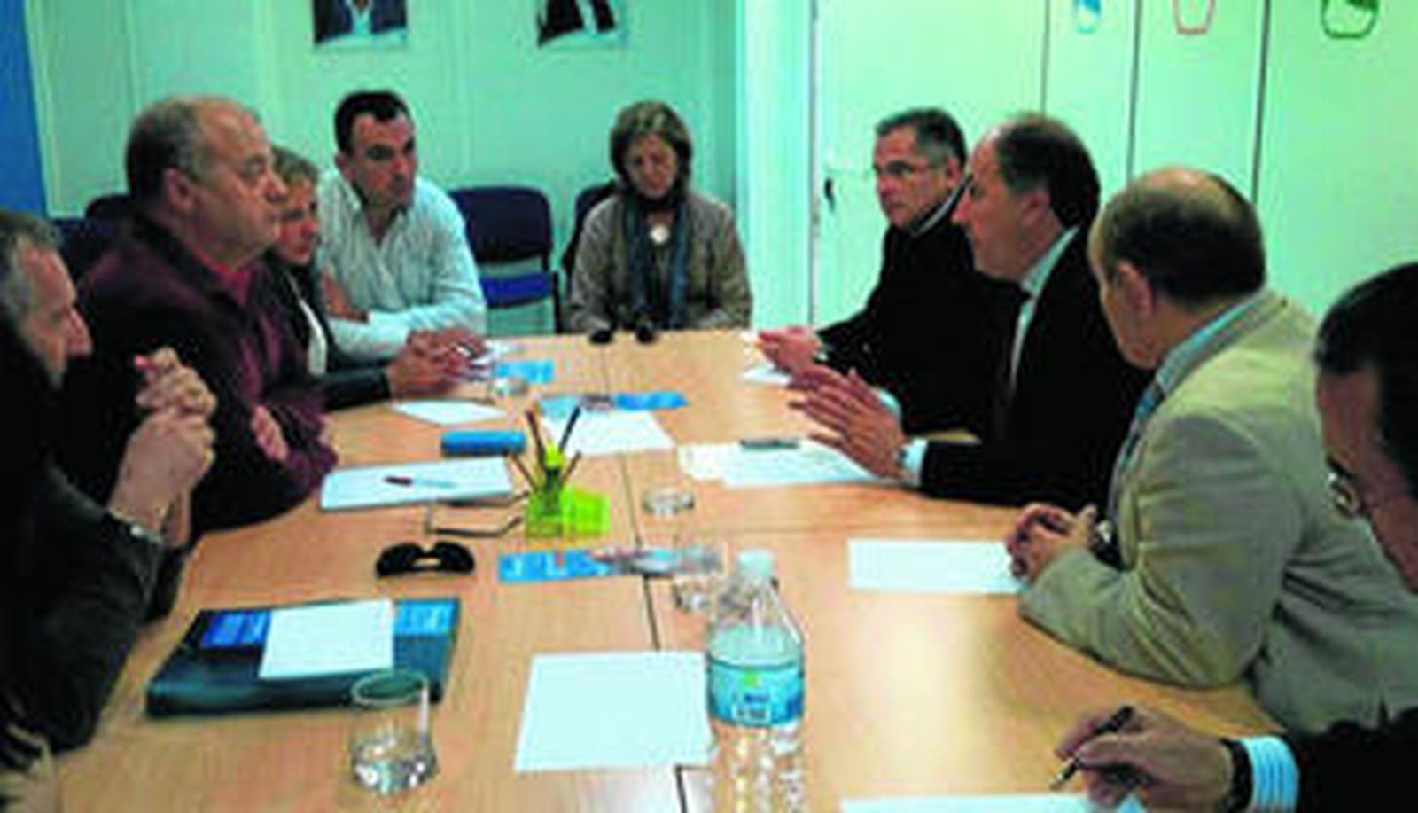 Reunión celebrada ayer de José Ignacio Landaluce con una representación de la Escuela de Turismo y Trabajo Social.