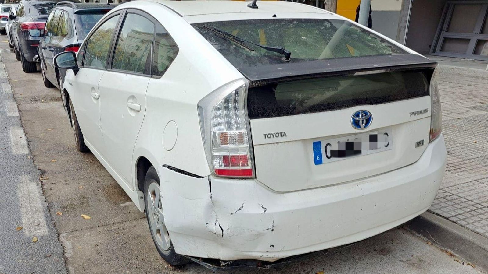 Este es el segundo vehículo que sufrió daños, como se aprecia en la parte trasera.