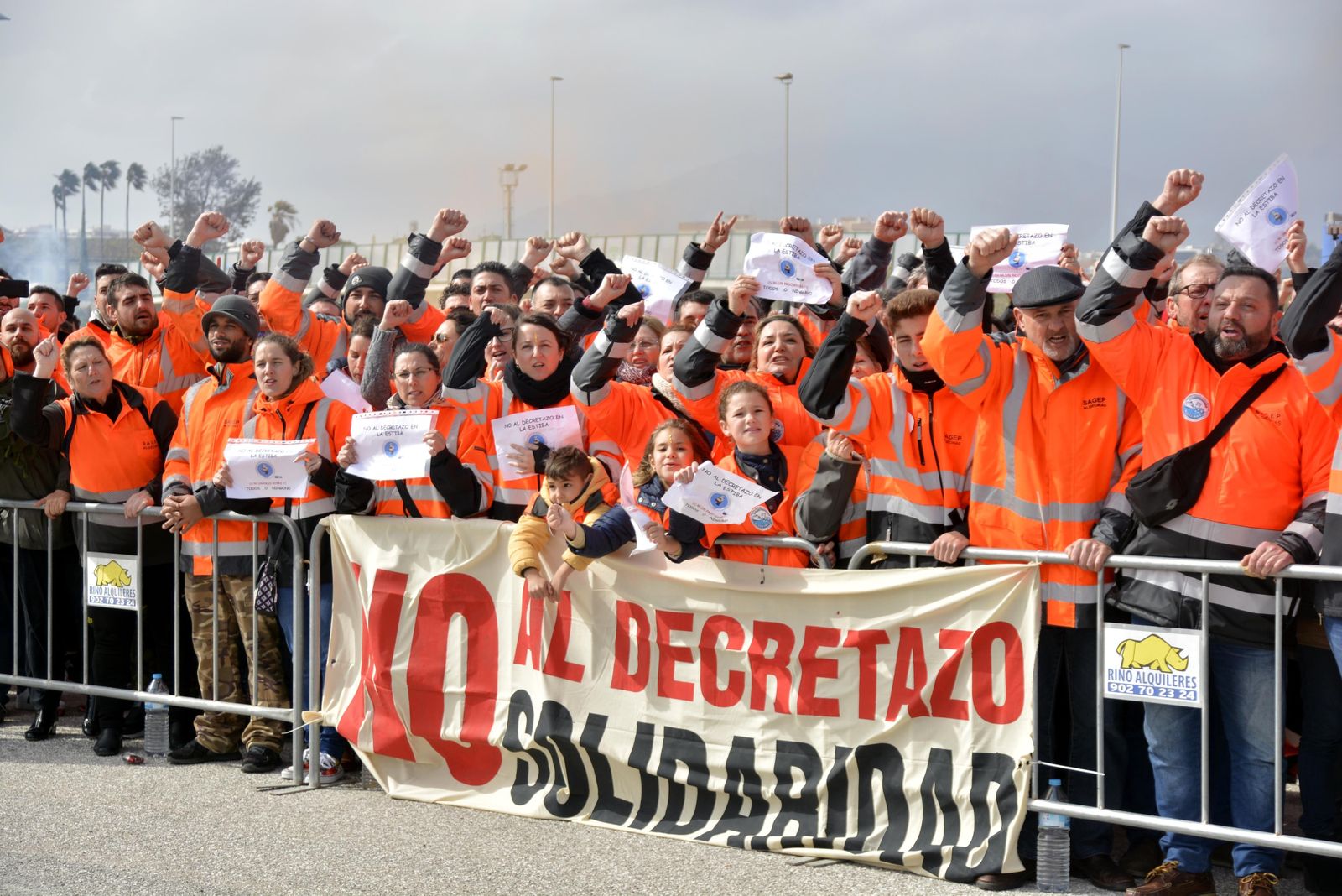 Estibadores de Algeciras y sus familiares protestan contra el decreto en la asamblea del sector de febrero.
