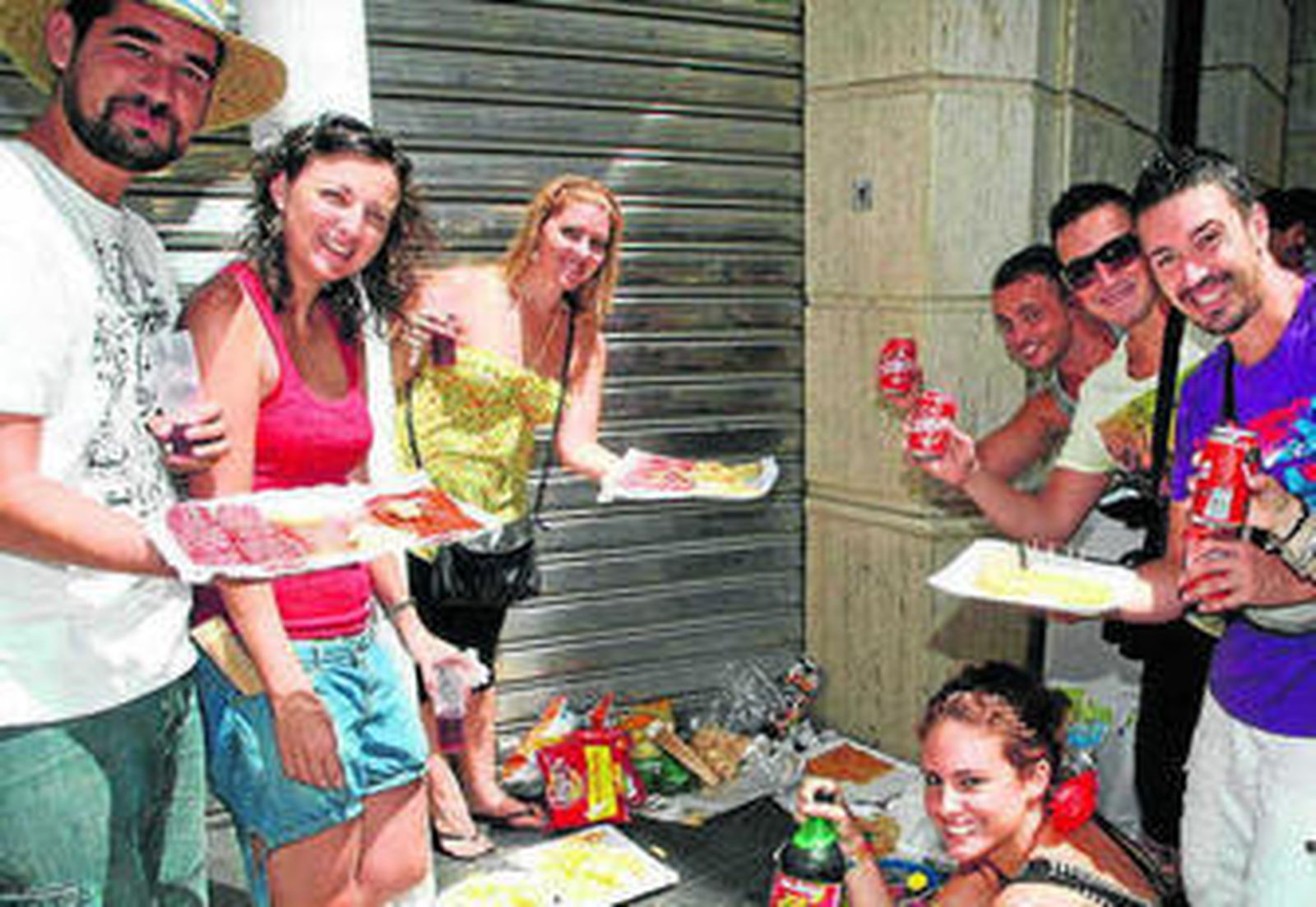 Jóvenes que deciden recortar gastos en la Feria consumiendo la comida y bebida traídas desde casa.
