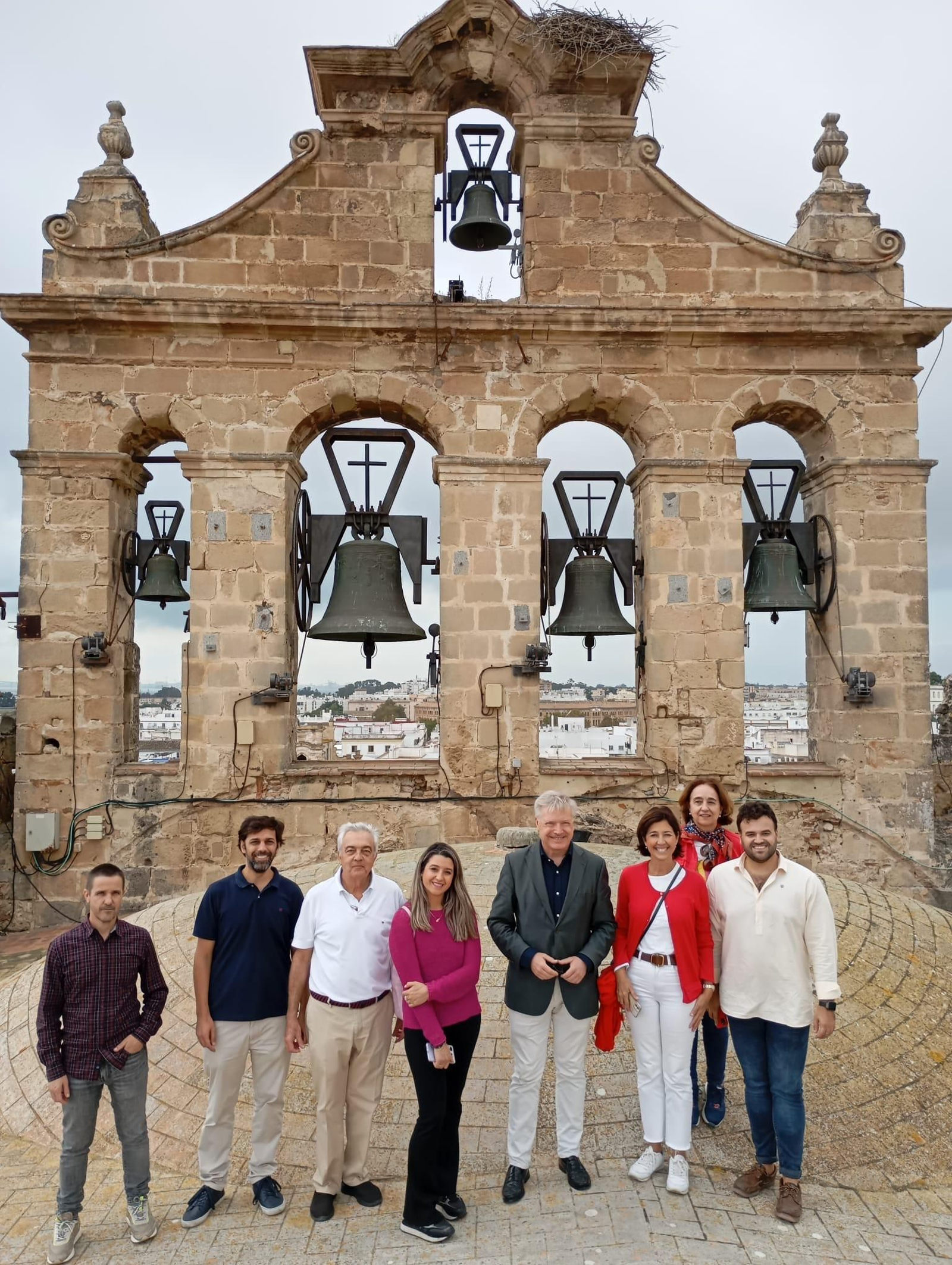 Vista del director de patrimonio de la Junta y los técnicos que van a realizar los análisis de la piedra. Vista del director de patrimonio de la Junta y los técnicos que van a realizar los análisis de la piedra.