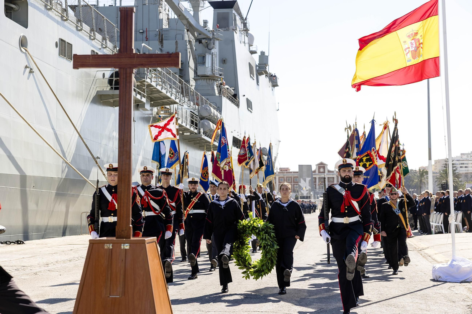 Las imágenes del día del veterano de las Fuerzas Armadas y Guardia Civil en Cádiz.