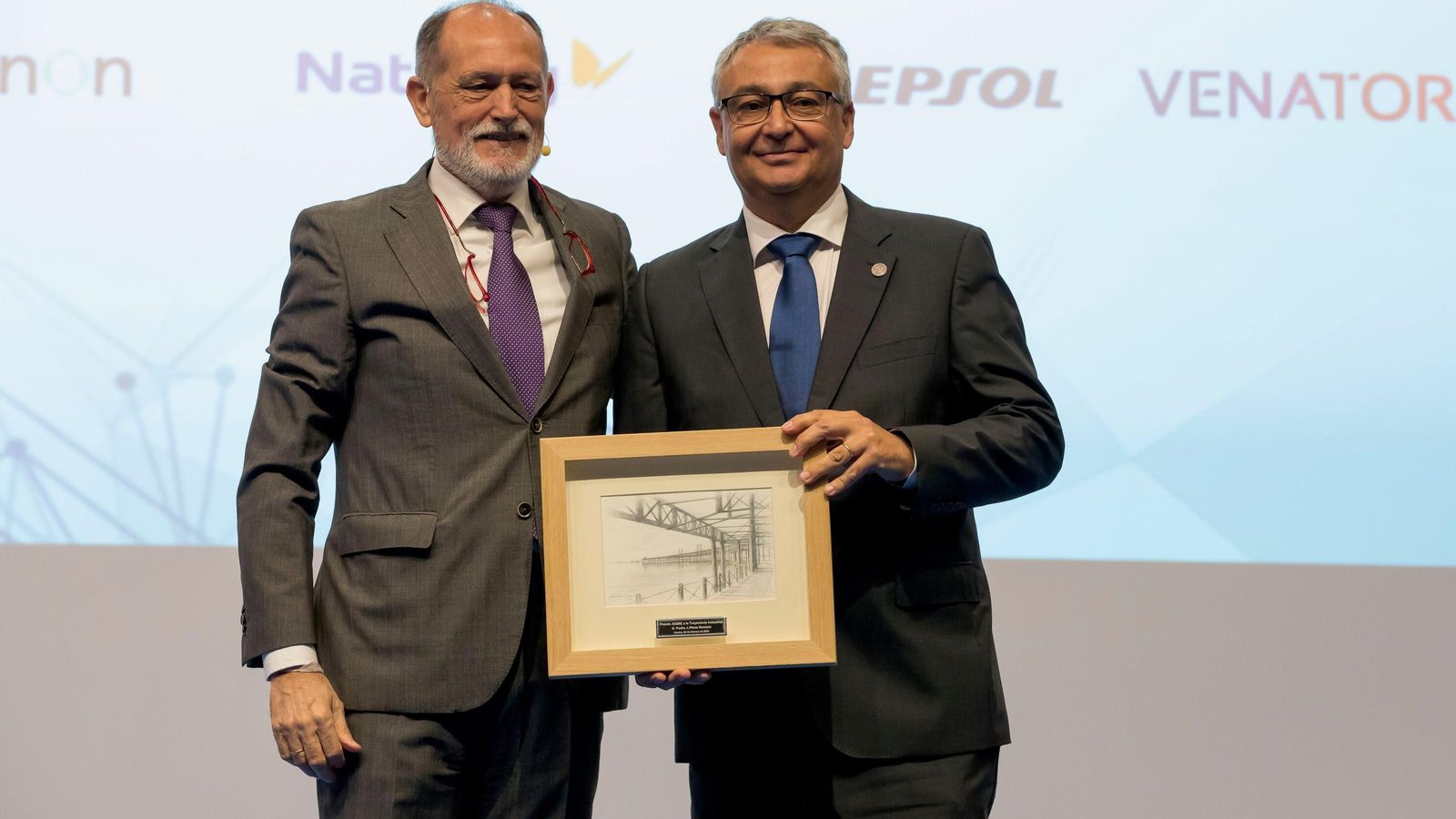 José Luis Menéndez, presidente de Aiqbe, y el profesor Pedro Pérez, premiado.