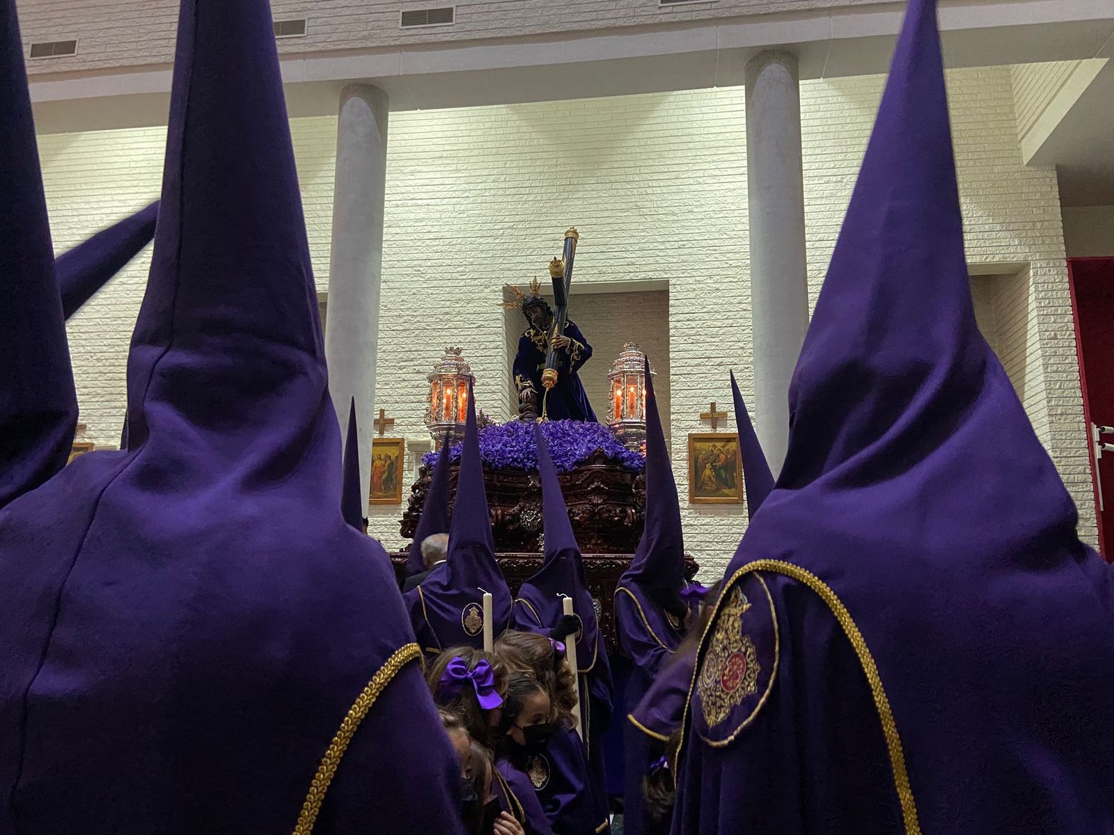 Imágenes de la estación de penitencia de la Hermandad de Pasión de Almería