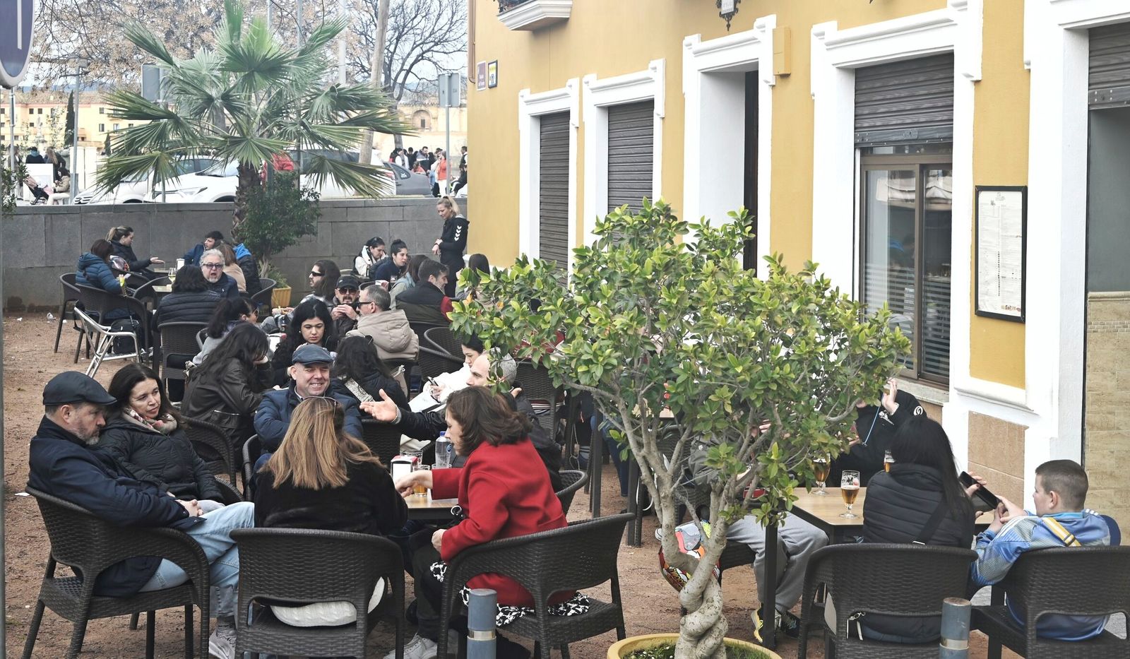 Las calles de Córdoba se llenan de gente con la tregua de la lluvia, en imágenes