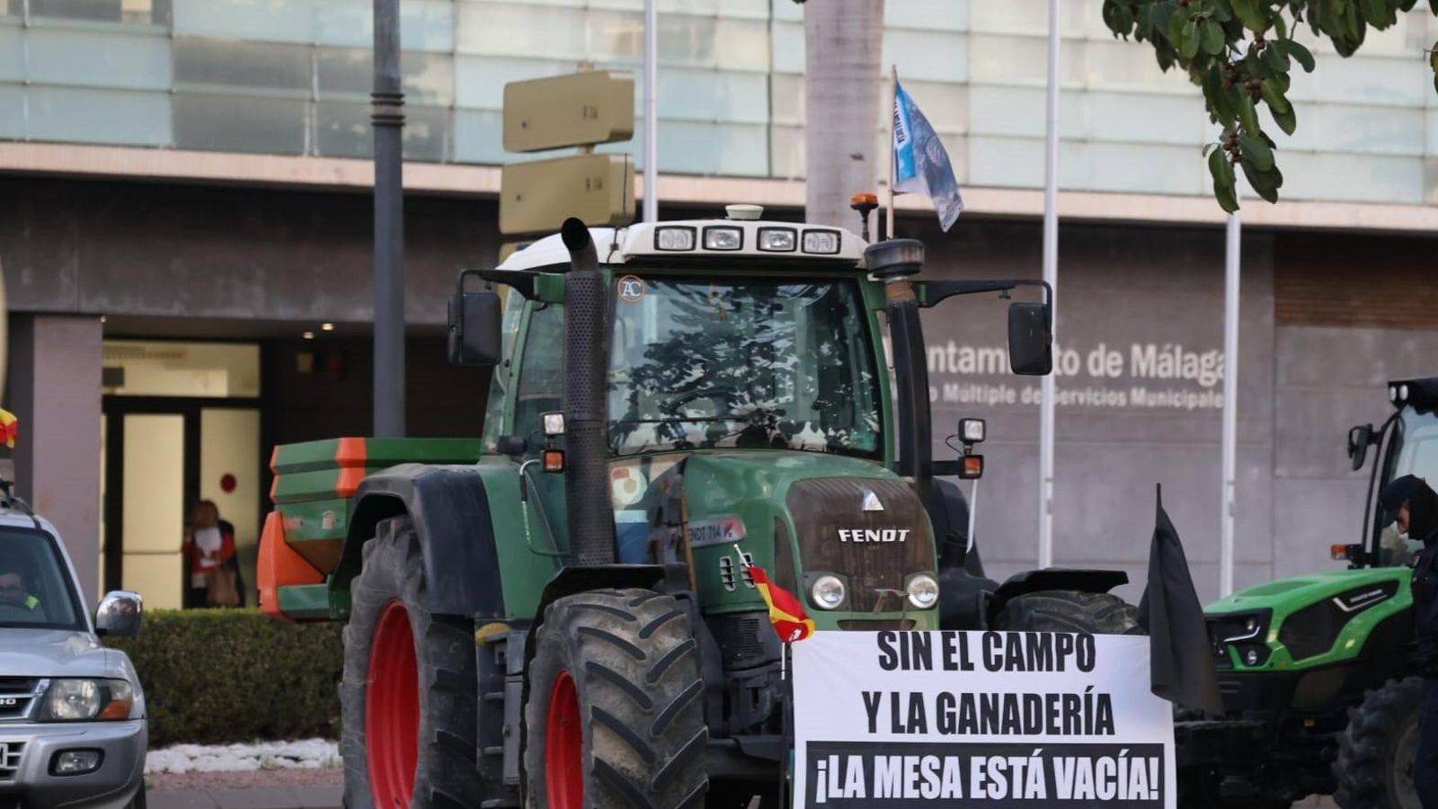 Pancarta colocada en uno de los tractores. Pancarta colocada en uno de los tractores.