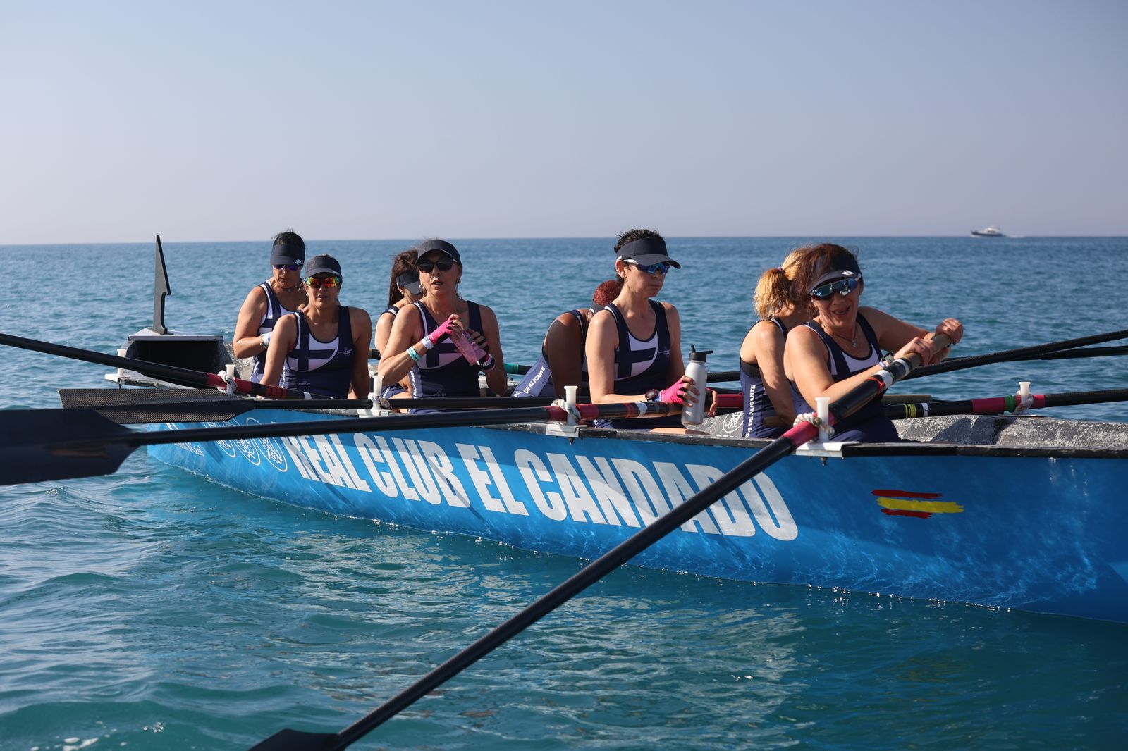 Más de 100 mujeres supervivientes de cáncer participan este sábado en una Regata Nacional en Málaga
