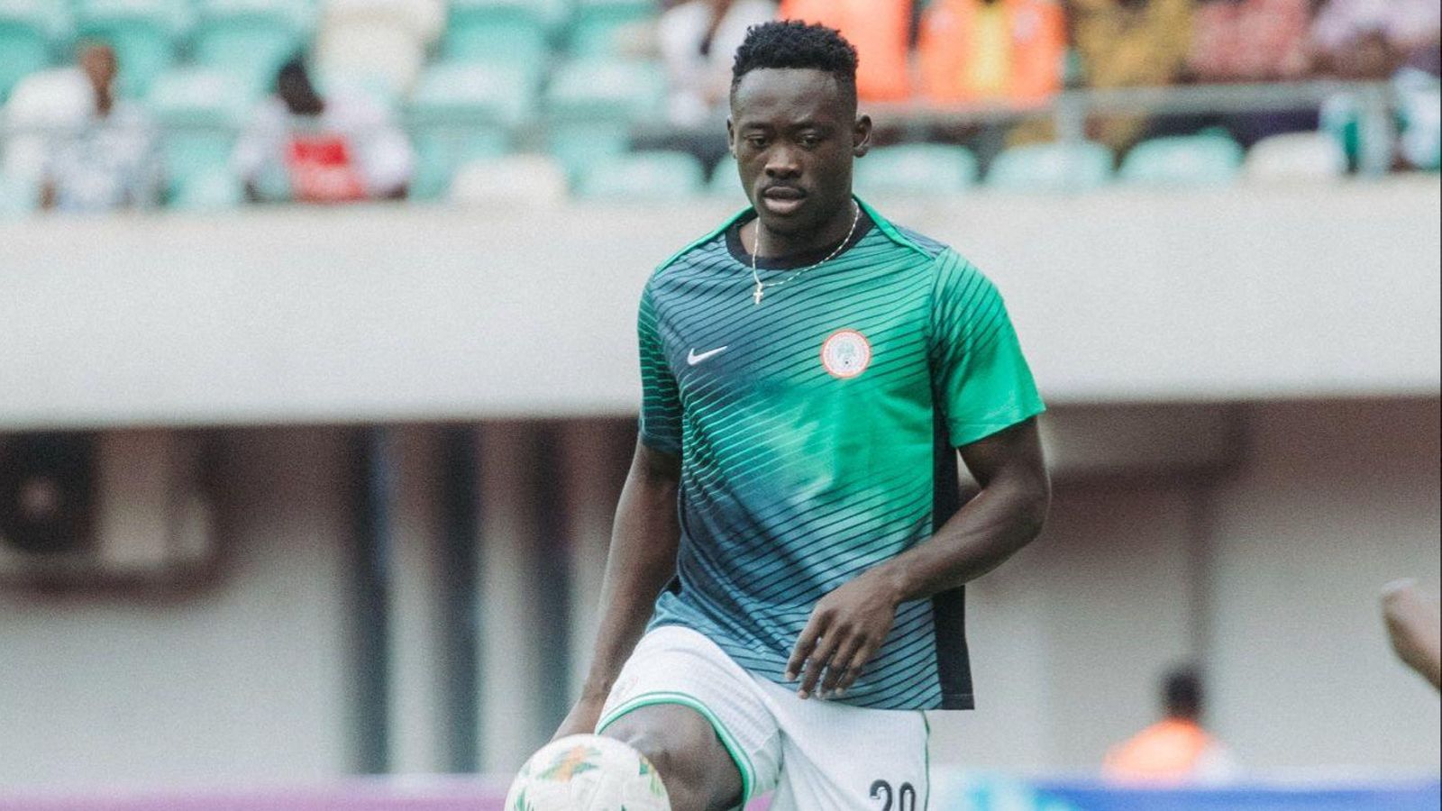 Akor Adams calienta antes del partido decisivo contra Benín.