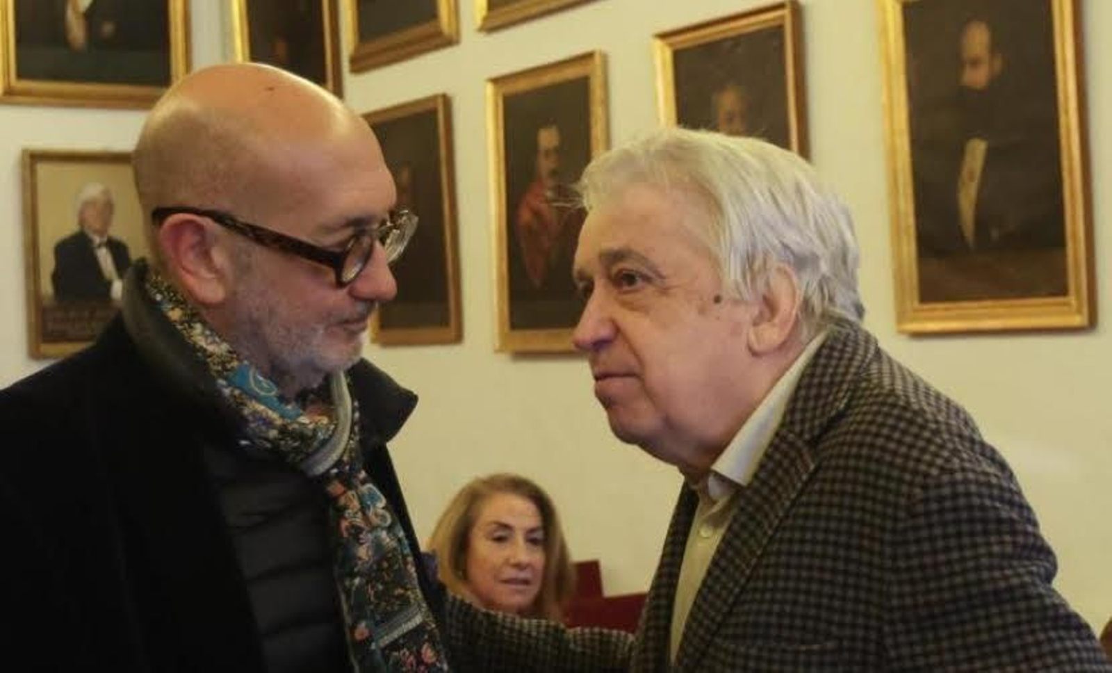 Enrique Valdivieso habla con Manuel Marchena hace una semana en la Academia de Buenas Letras. Fue su última aparición pública.