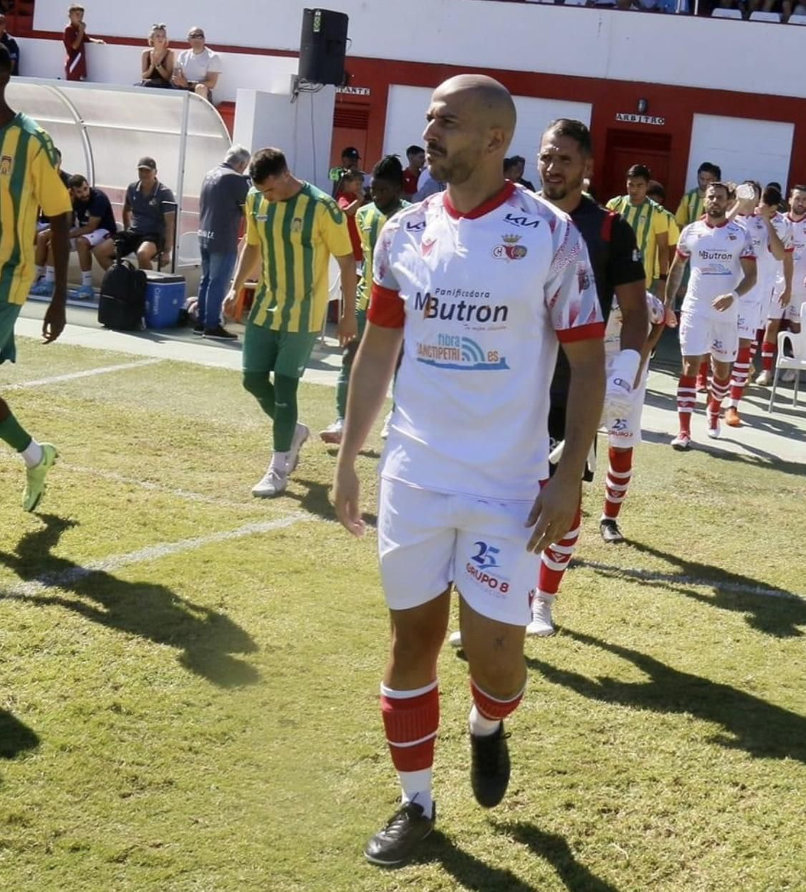 Diego Ramírez con el brazalete de capitán del Chiclana.