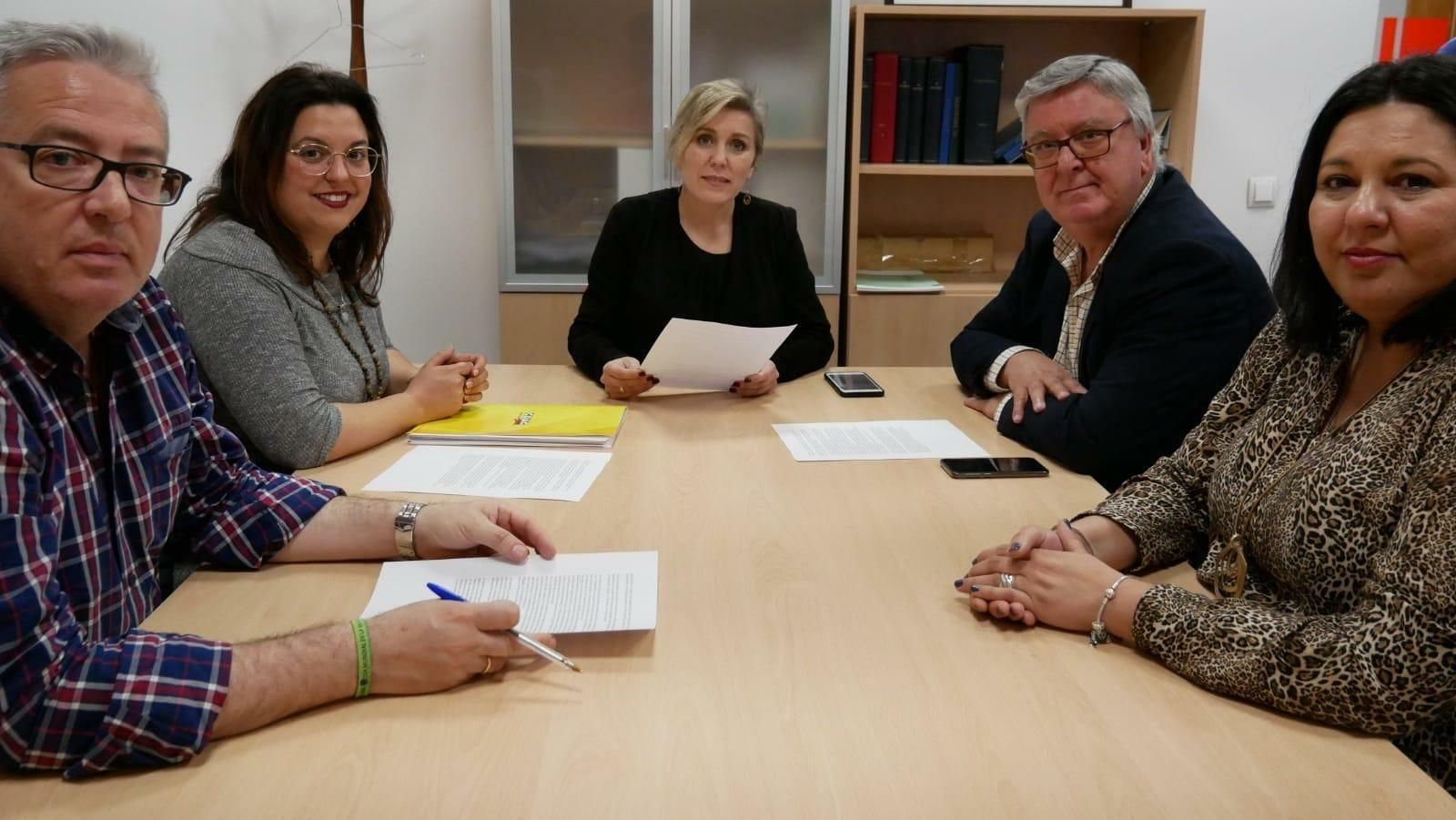 La alcaldesa de Montoro, en el centro, en la reunión con UPA y COAG.